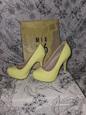 Mix No. 6 Women’s Yellow Platform Pump